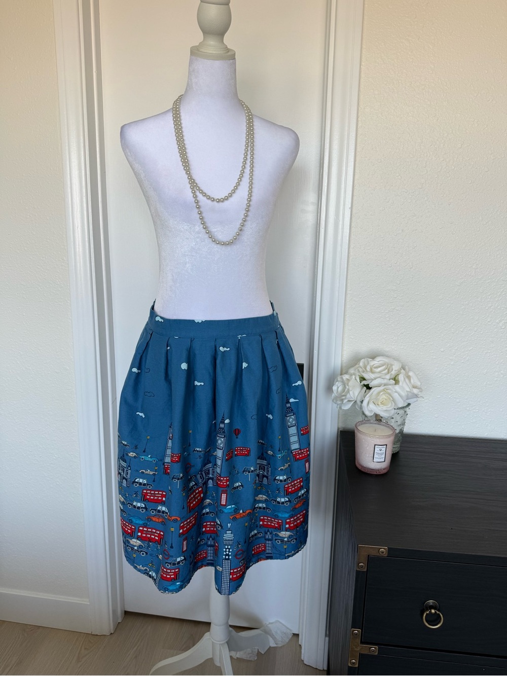 London Vintage Blue Printed Pleated Skirt with Pockets - Size L Pre-Loved